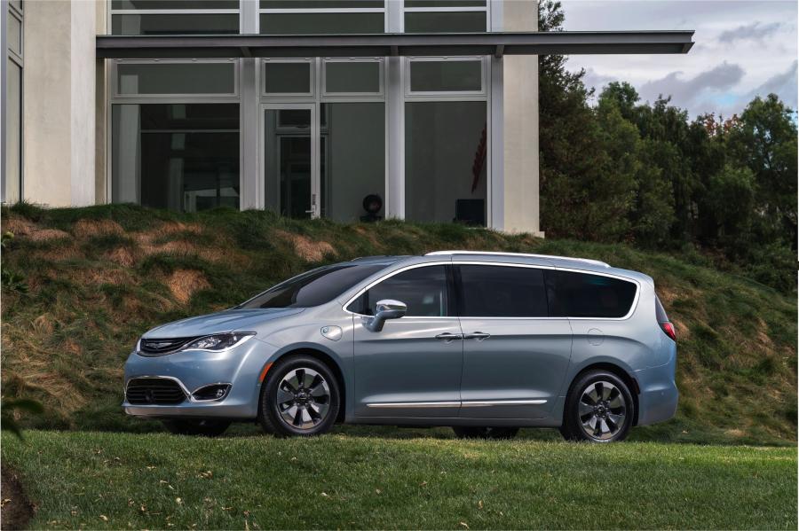  Chrysler Pacifica Hybrid Limited (RU) 2016 года  (фото 3 из 40)